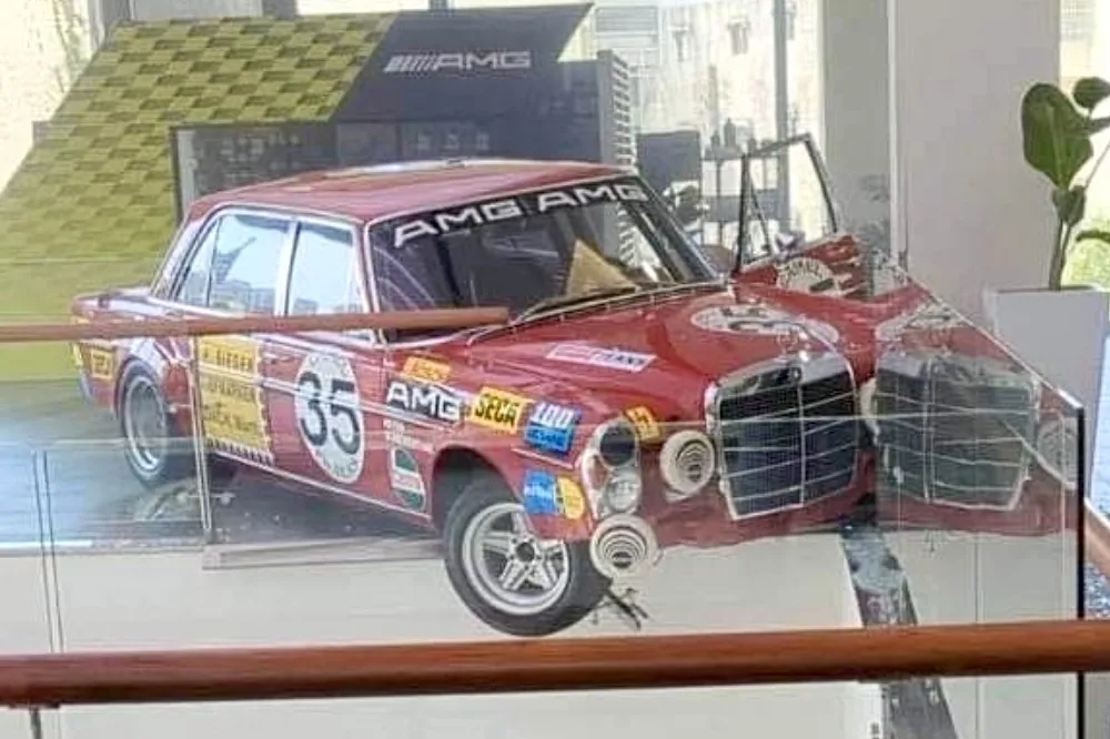 賓士AMG賽車「紅豬」來台　展間暴衝車頭毀、全網哀號：變OMG了
