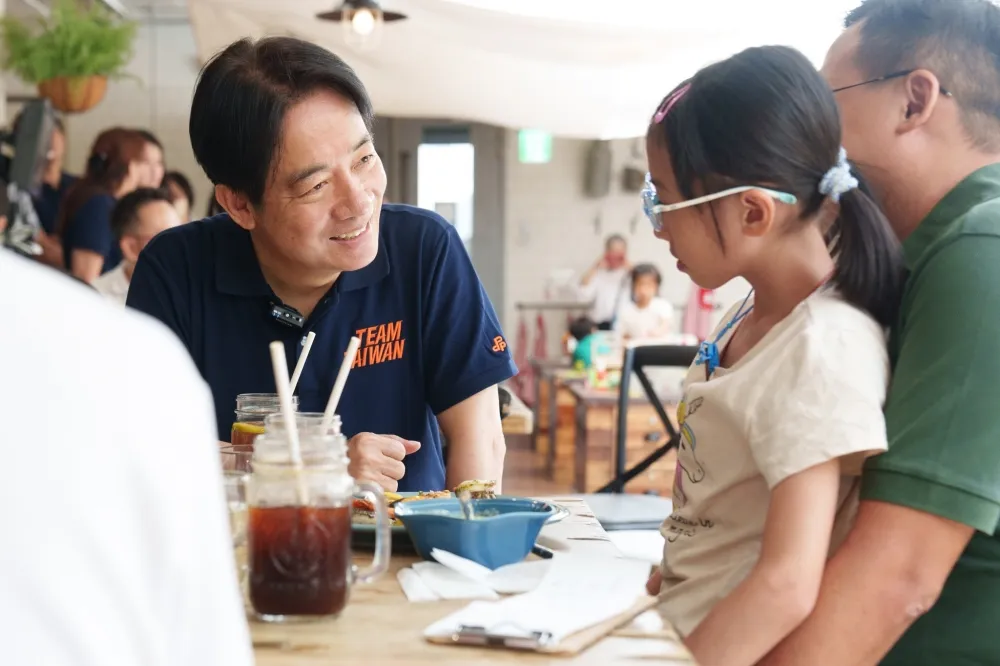 國小童當面許願盼3點下課、功課變少　 賴清德笑回「會研究解決你的問題」