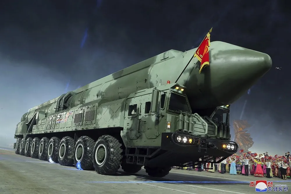 【有片】秀新型無人機、ICBM　金正恩邀中俄代表參觀閱兵