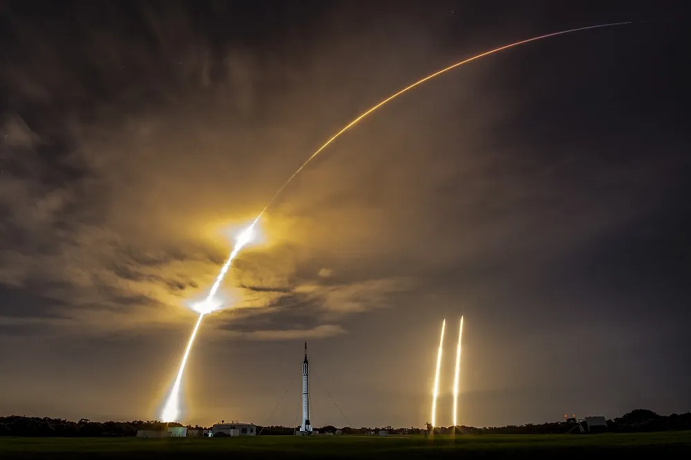 【有片】SpaceX成功發射獵鷹重型火箭　將全球最大通訊衛星送入軌道