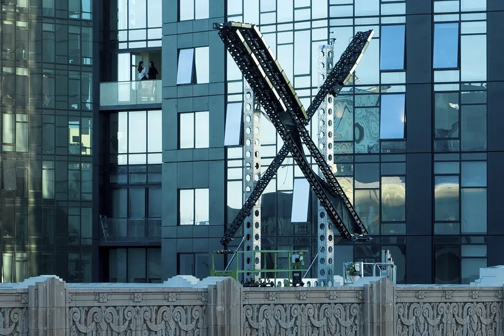 【有片】只架設3天就被投訴閃瞎眼　Ｘ總部拆除巨型logo