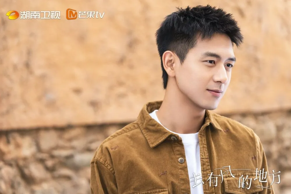 李現《去有風的地方》搭檔劉亦菲成陸劇男神　他「感謝父母窮養」背後原因曝光