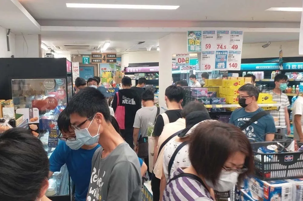 颱風假超市擠爆！「4大量販超市」照常營業　「防颱專區」讓民眾輕鬆掃貨
