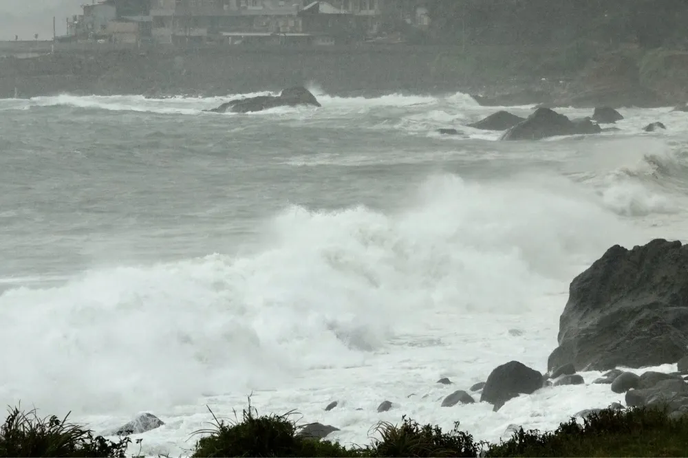 【快訊】台東男子颱風天還到海邊游泳　遭大浪捲走失蹤