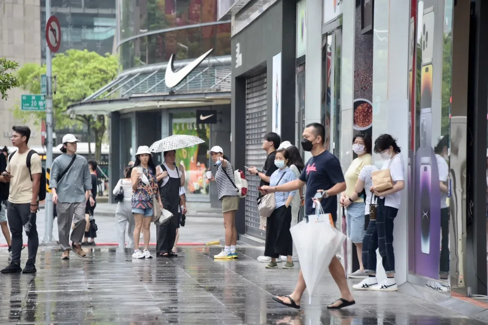 【不斷更新】中颱卡努龜速徘徊　各縣市颱風假一次看懂