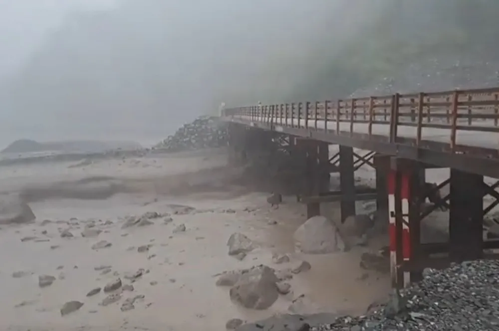 南橫明霸克露橋遭「巨石流」沖毀　高雄桃源3里成孤島