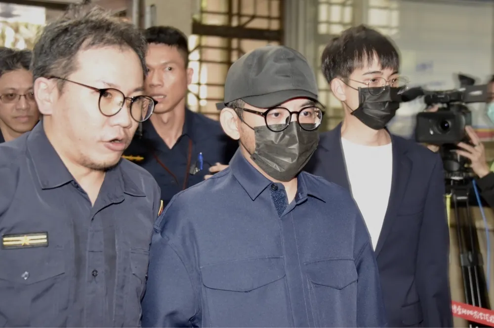 「MeToo」後首現身！黃子佼涉強吻、誘拍裸照遭北檢約談　訊後裁定35萬元交保
