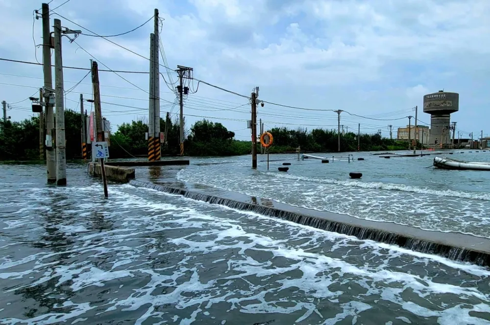 「超級藍月」引發海水倒灌　雲林魚塭、港區道路遭淹沒