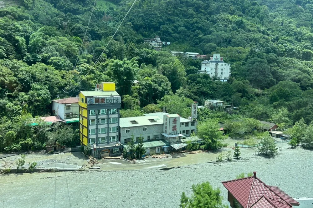南投廬山近百遊客受困飯店及露營區　土石崩落區尋獲1遺體、奧萬大43人撤離