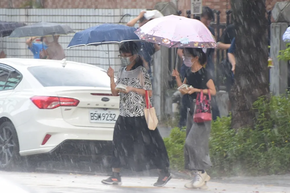 高屏大雨特報防大雷雨狂炸　高雄多處淹水二級警戒