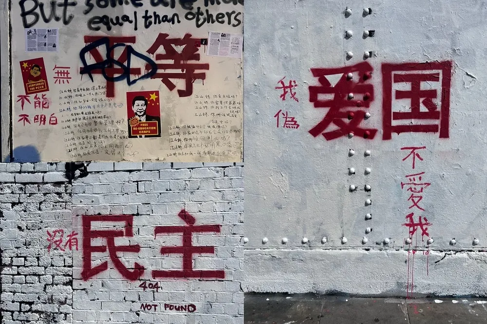【有片】英國塗鴉牆再遭塗改「加料」　「中國鐵鍊女」也貼牆上成諷刺藝術