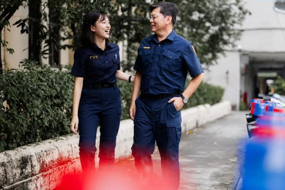 台中警備隊長88節曬父女照　正妹女警讓網友暴動狂喊「岳父好」