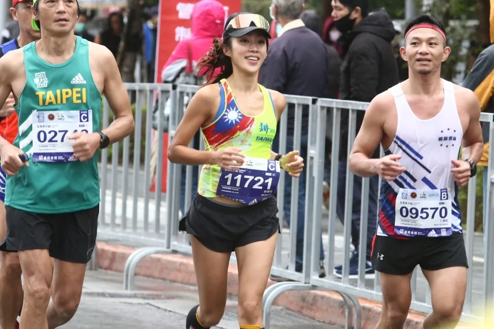 史上最久的馬拉松比賽！選手跑完變成五個孫子的阿公