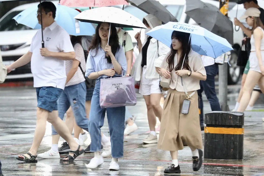 西南風雨區向北移！　氣象局再發布9縣市大雨特報