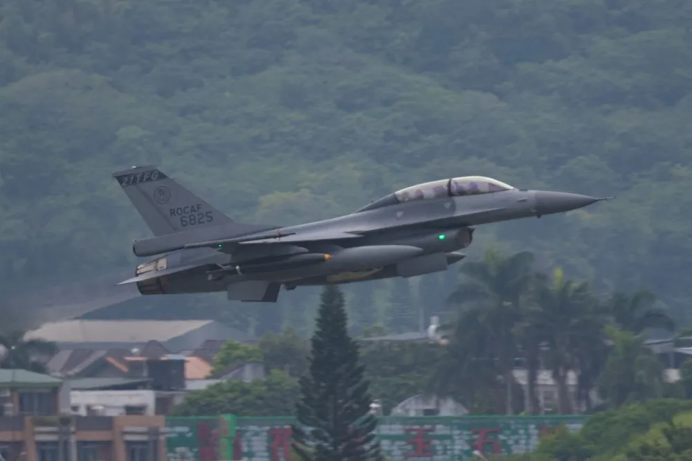 【獨家照片】海空精準彈藥射擊操演9日登場　花蓮F-16AM掛載2000磅炸彈出擊