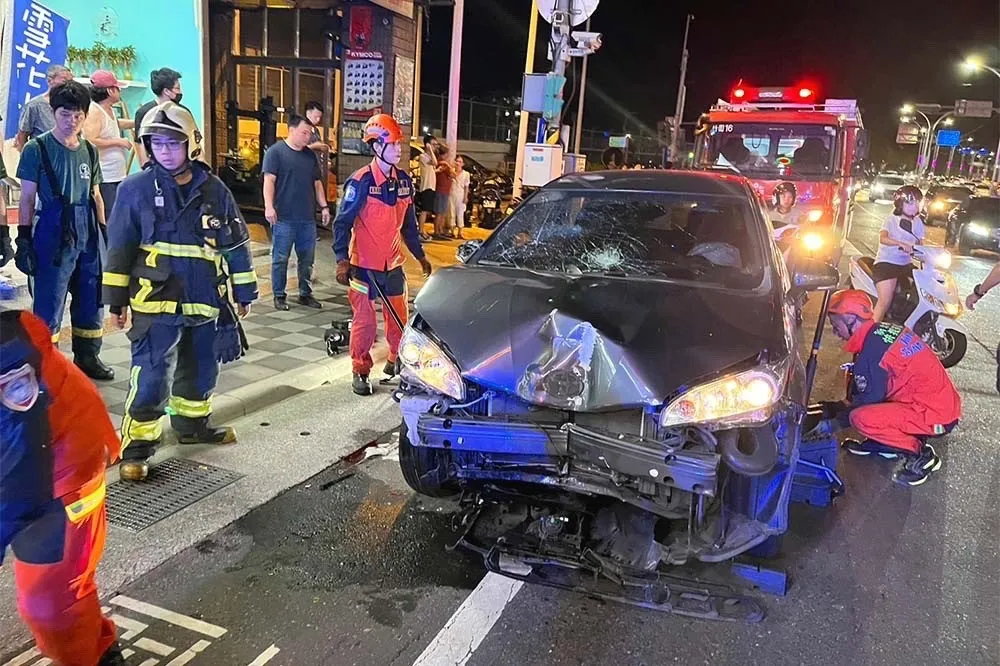 男大生新手開車「衝鋒」人行道　10機車應聲倒、騎士慘捲車底拖行30公尺