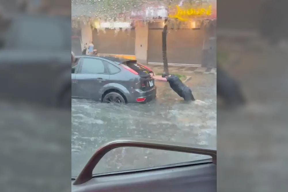 【QQ片】5縣市大雷雨特報！雙北多處積水　重慶北路淹到駕駛被迫「雨中推車」