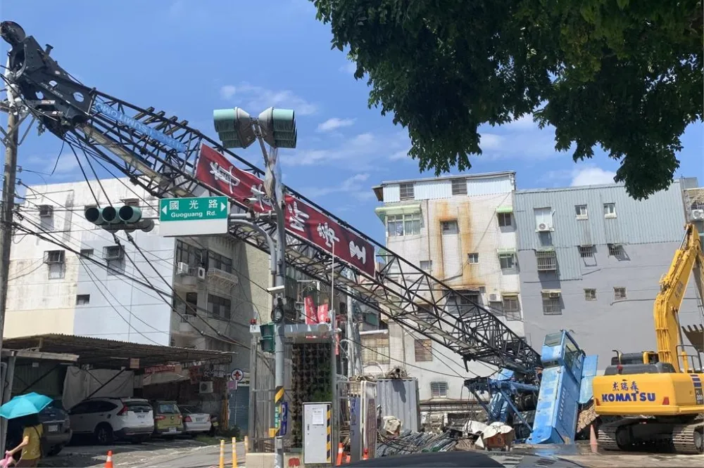 新北永和傳工地意外　吊臂傾斜砸毀高壓電設備害1400多戶停電