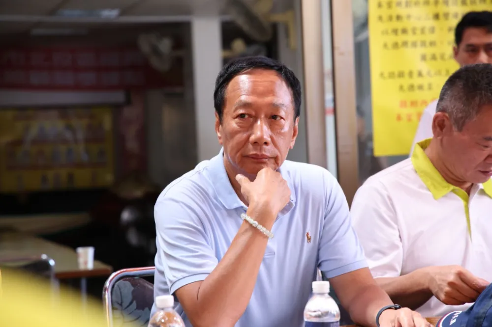 郭台銘廟宇開講高喊「柯市長8年沒做的我來做」　一席話暗示郭柯配破局