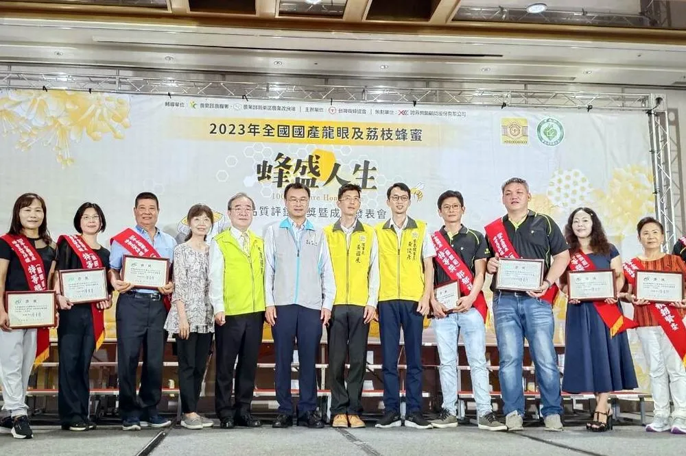 112年國產蜂蜜品質評鑑出爐　農業部長陳吉仲頒獎表揚得獎蜂農