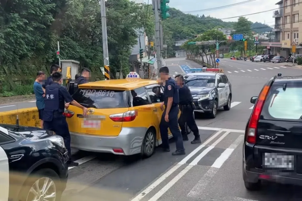 計程車超載6名失聯越籍移工　龜山警人肉圍牆擋車逮人