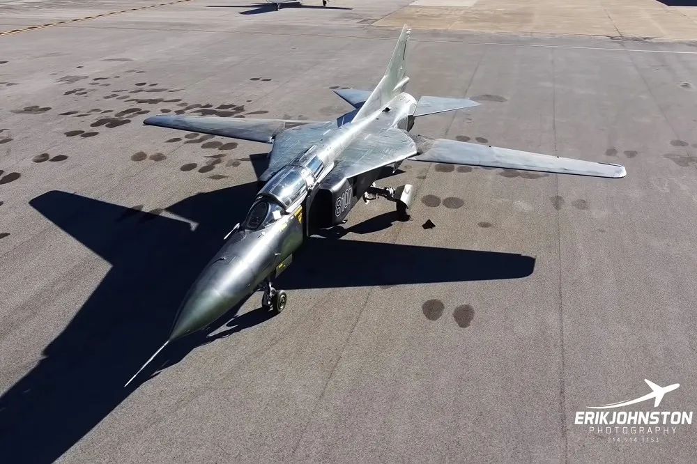 【有片】美私人MiG-23UB戰機在密西根州墜毀　2飛行員跳傘逃生