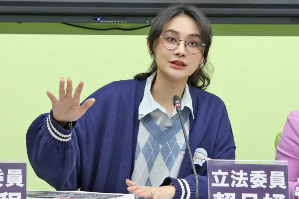 賴品妤指父親「只是領月薪的董事長」　網酸：只是小咖、被找來當公司門面