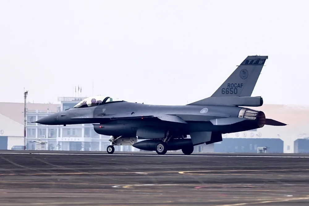 【空軍致歉】F-16V投擲2000磅炸彈飛出目標區　強大震波險震暈海巡艇官兵　