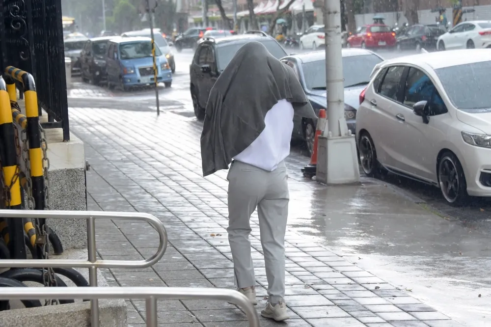 西半部一片橘黃！17縣市豪雨特報　桃竹防大雷雨狂炸、新北桃園淹水警戒