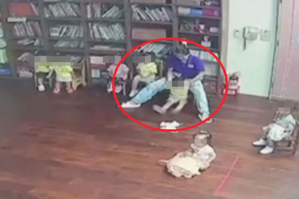 2歲幼童入學10天身上多處瘀青　竟遭惡劣教保員「夾刑」施虐