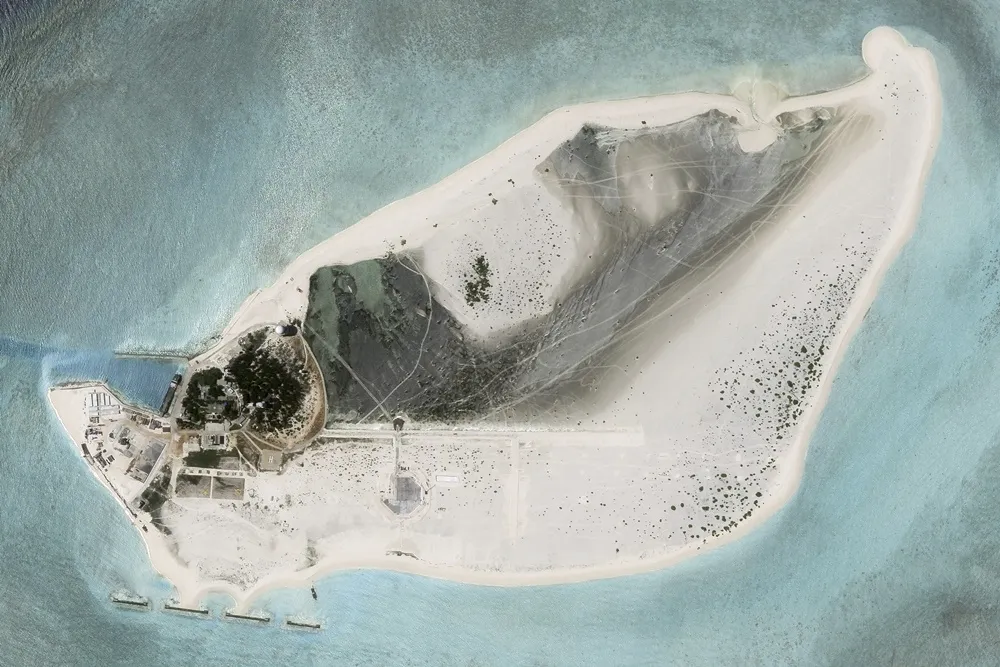 【衛星照曝光】中國在南海中建島興建飛機跑道　監視越南軍事行動