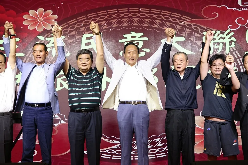 舉《三隻小豬》邀柯侯喝咖啡談合作　郭台銘激喊「一起打敗賴清德這隻大野狼」
