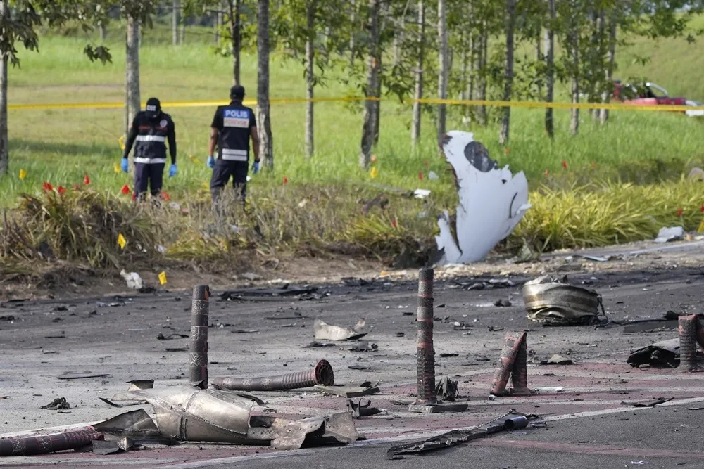 【有片】大馬墜機撞汽機車釀10死　機師、摩托車騎士成焦屍
