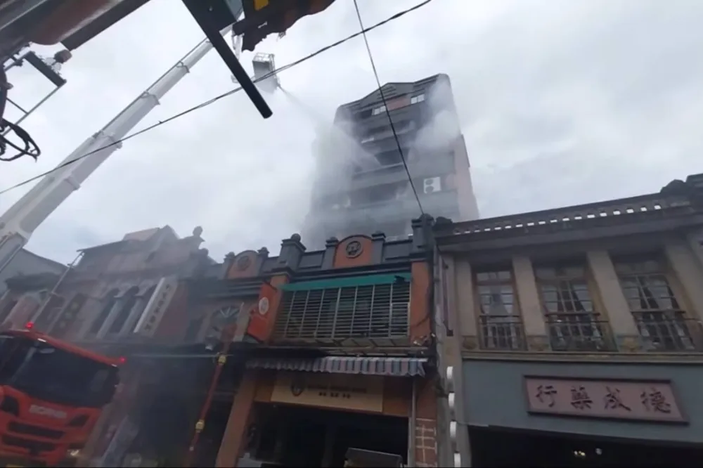 【快訊】台北迪化街民宅6樓冒火光濃煙　警消撲救未傳傷亡
