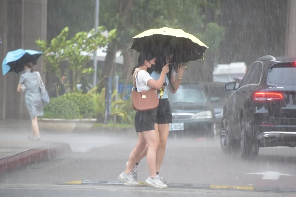 出門帶傘！10縣市大雨特報　山區防溪水暴漲