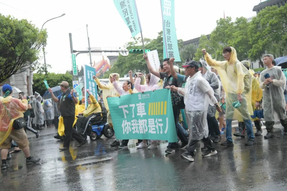 【還路於民大遊行】豪雨中2.5萬人到場　台南「行人地獄」受害女童家屬北上力挺