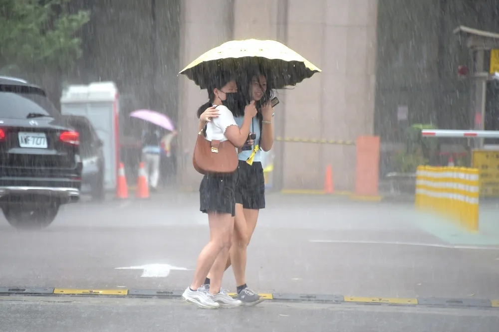 【快訊】山區注意！「14個縣市」發布大雨特報　慎防強風雷擊