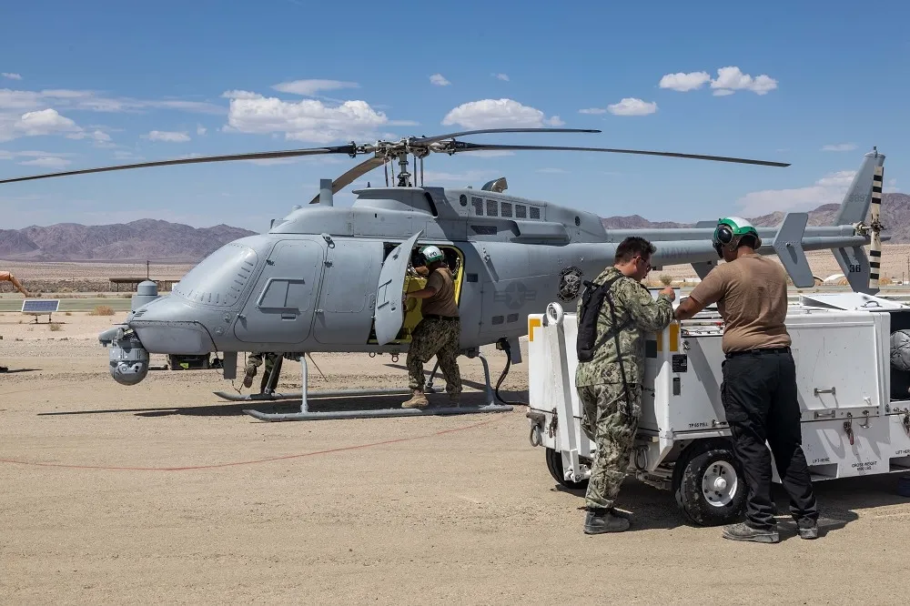 【有片】美軍陸戰隊首度由載人直升機為無人直升機補充燃料　強化分散式部署能力