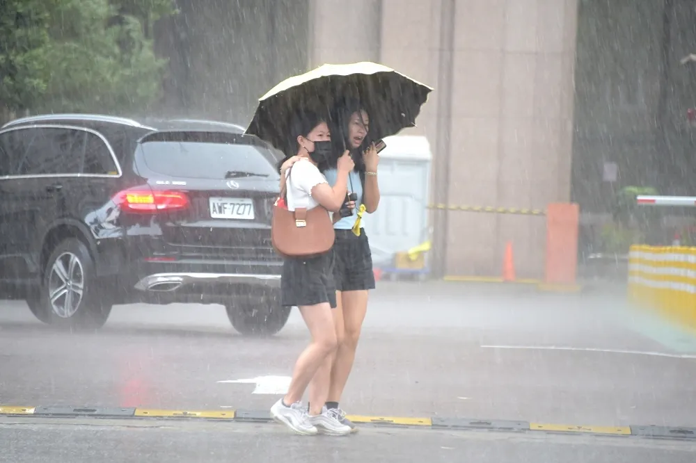 【快訊】15縣市發布大雨特報　「這5個縣市」小心大雷雨