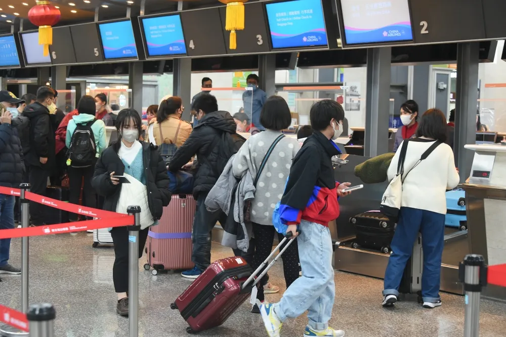 松山機場大廳跳電3次旅客摸黑報到　民航局回應了