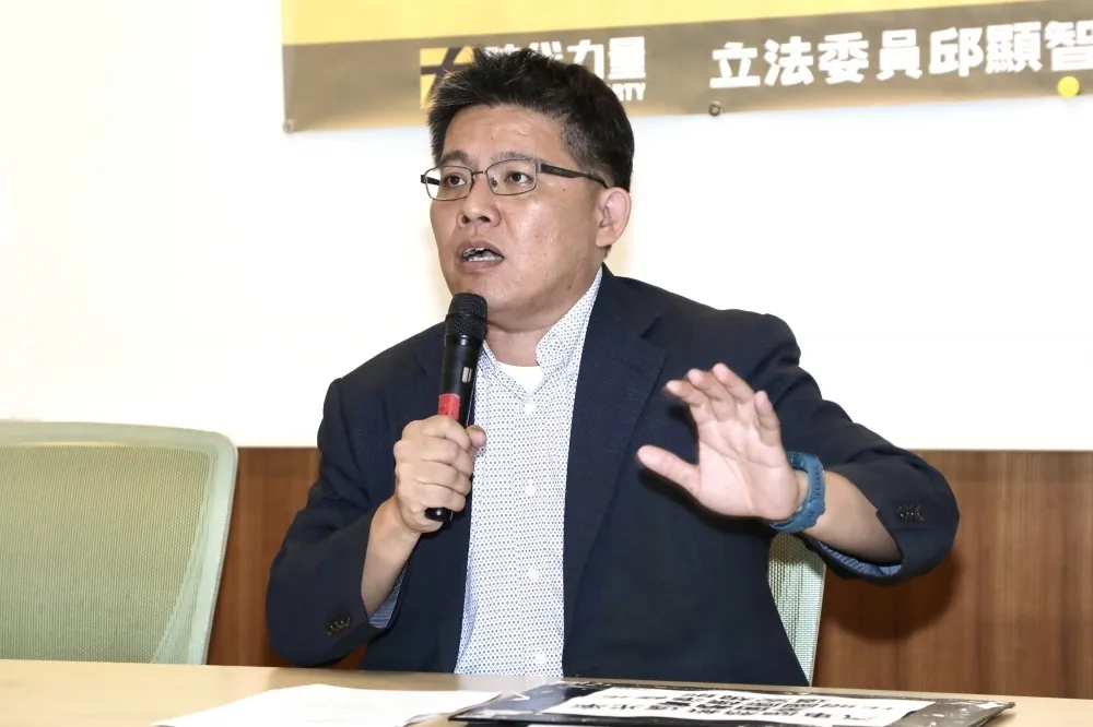 控王新堯小弟還在暴力討債　邱顯智舉證再槓柯文哲檢核機制：有良民證就可混過去？