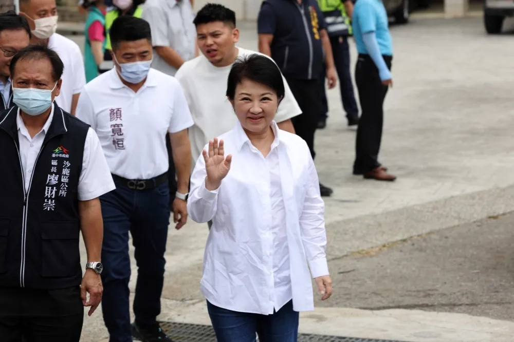 郭台銘宣布參選投下震撼彈　盧秀燕冷處理：上班不談政治