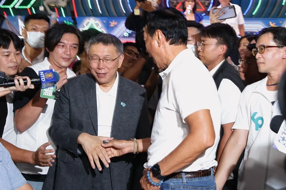 製造「咖啡會前會」！柯等郭致詞臉色顯不悅　兩人僅握手沒喝飲料