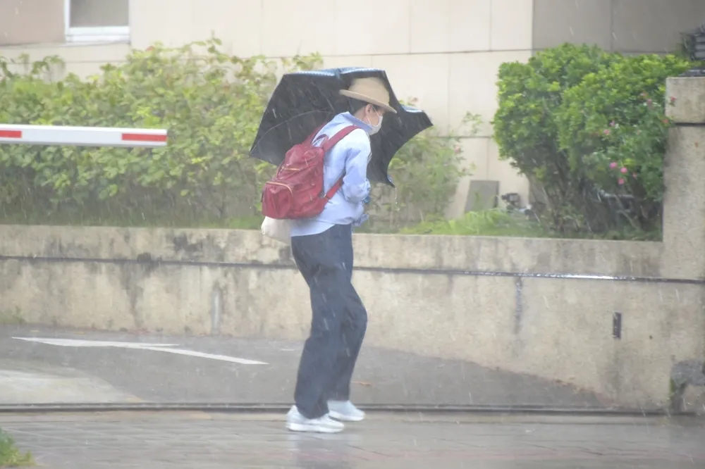 蘇拉外圍環流發威！3縣市豪雨特報　西半部恐飆36度以上高溫