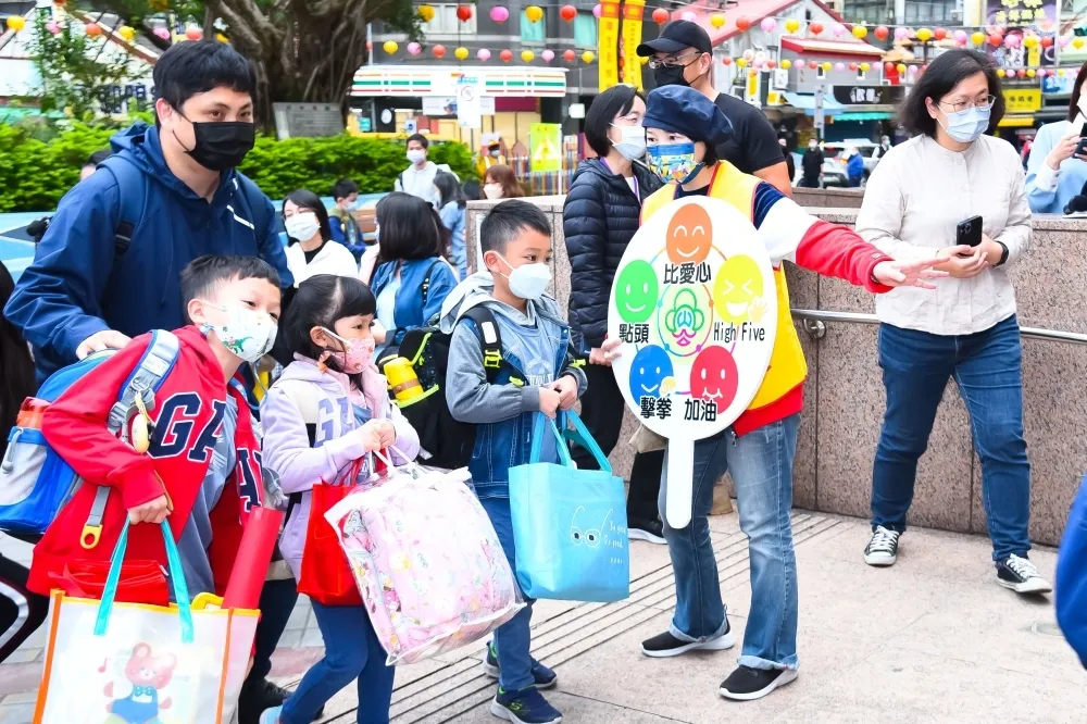 【開學季疫情升溫】今年腸病毒首例幼童死亡　流感急診破8萬周增13死