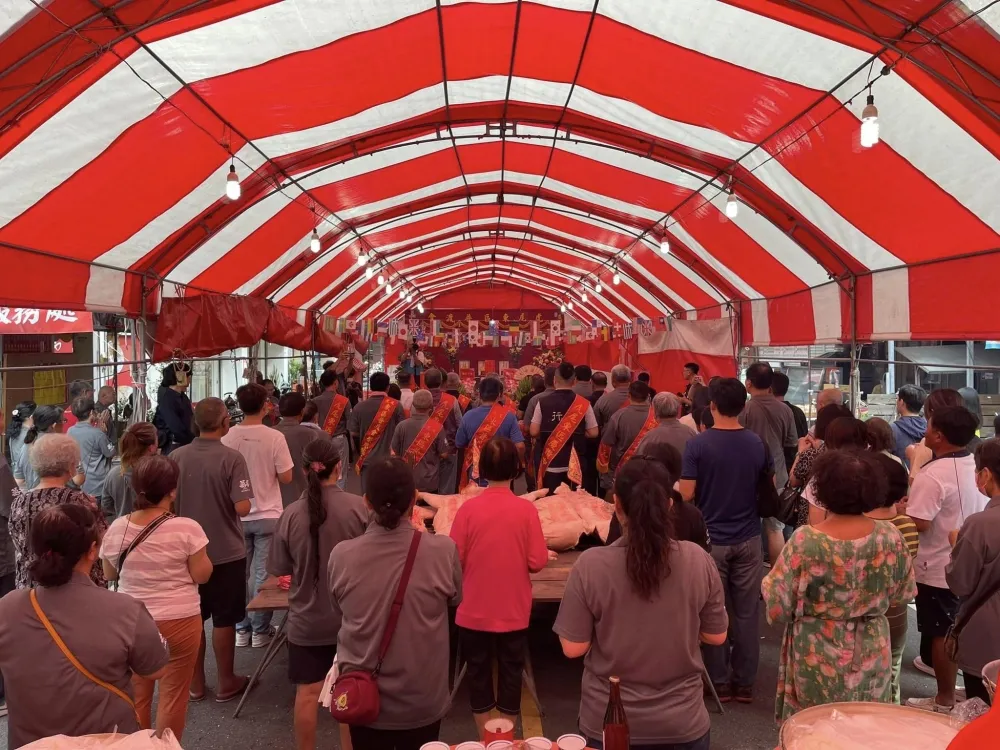 超狂普渡！彰化芳苑螃蟹、手臂粗龍蝦堆滿　雲林虎尾封街擺5000桌