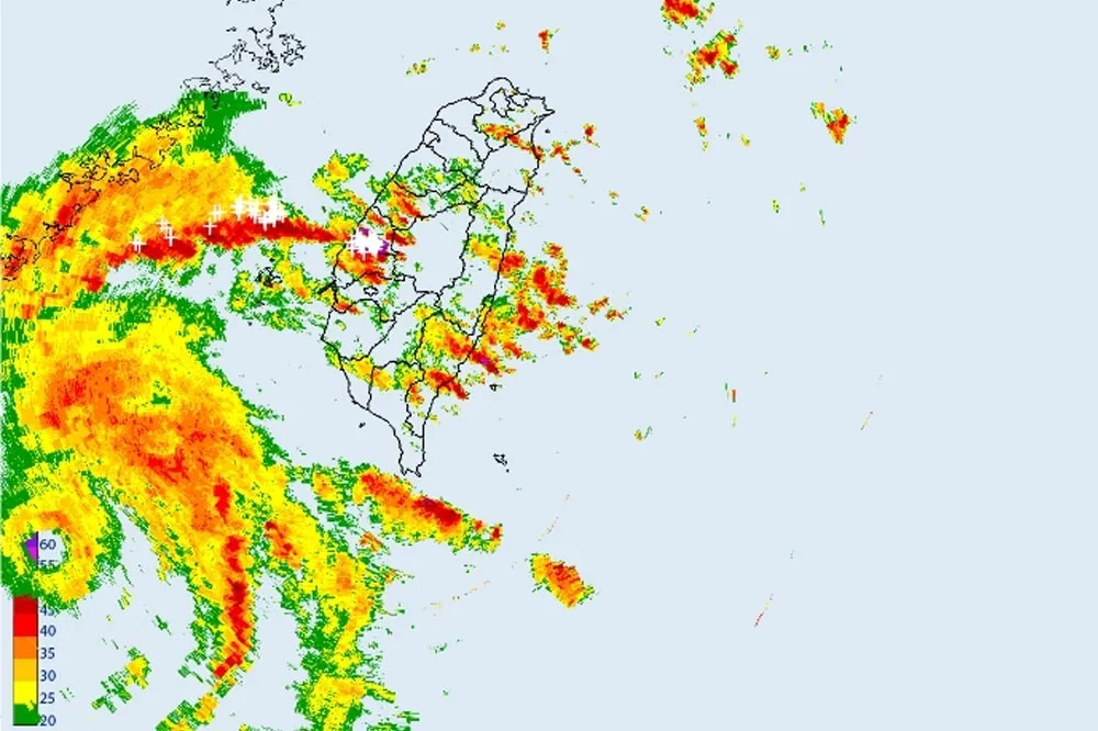 【快訊】蘇拉「回馬槍」　12縣市大雨特報、其中2縣市「大雷雨注意」