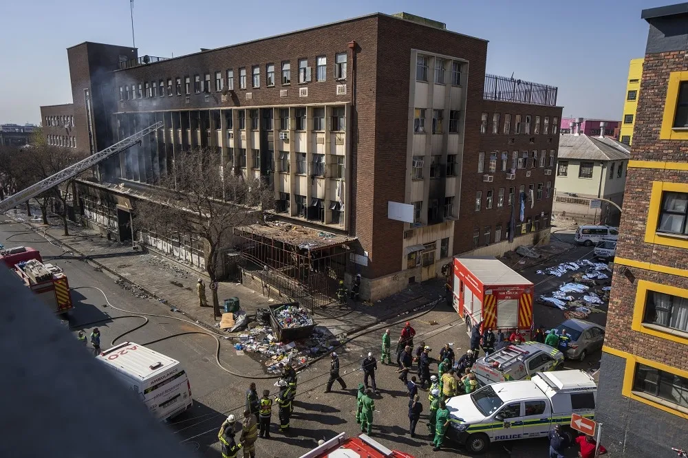 【有片】南非約翰尼斯堡住宅大樓大火　至少73人身亡