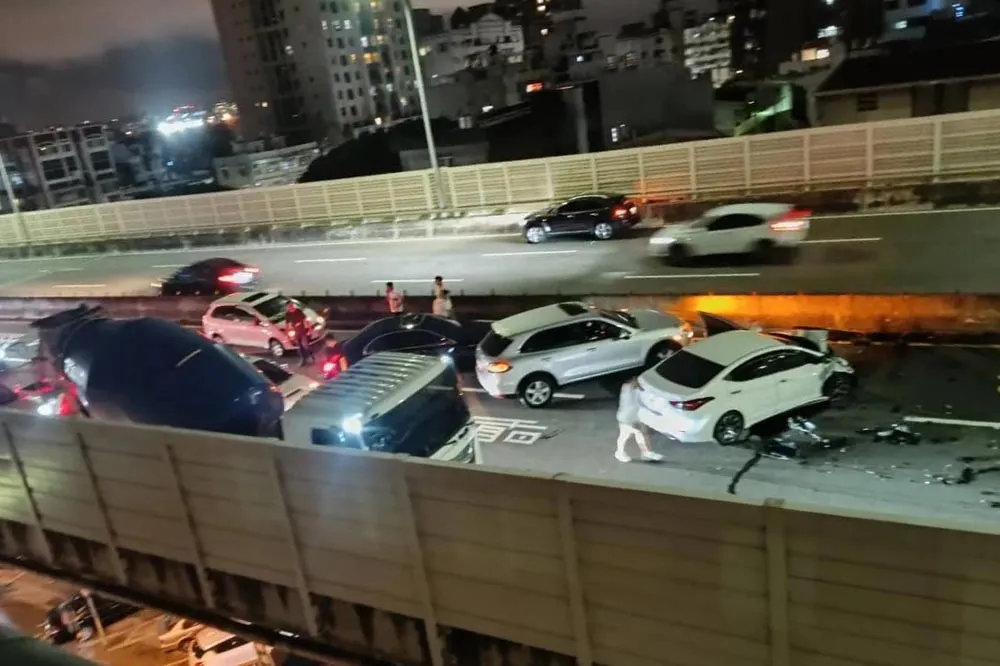 新竹武陵高架橋3車追撞4人掛彩　車頭撞爛零件噴滿地