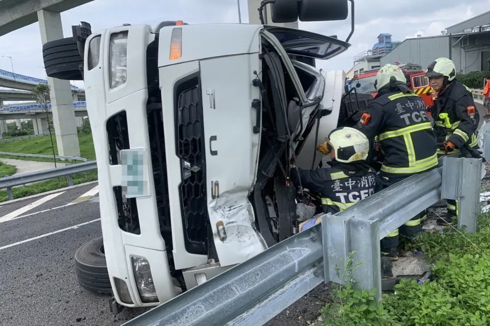 大貨車彎道失控翻車　國4潭子系統重大車禍1死1傷